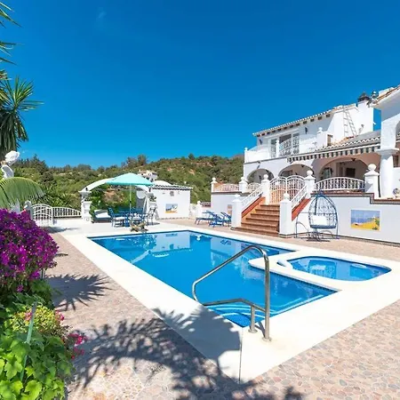 Villa Family Near